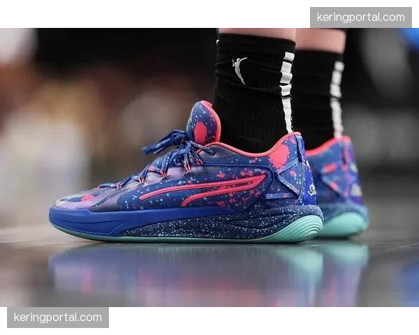 运动品牌推出新款球鞋,广告语强调“为瞬间启动与转向设计”,瞄准职业球员转换需求